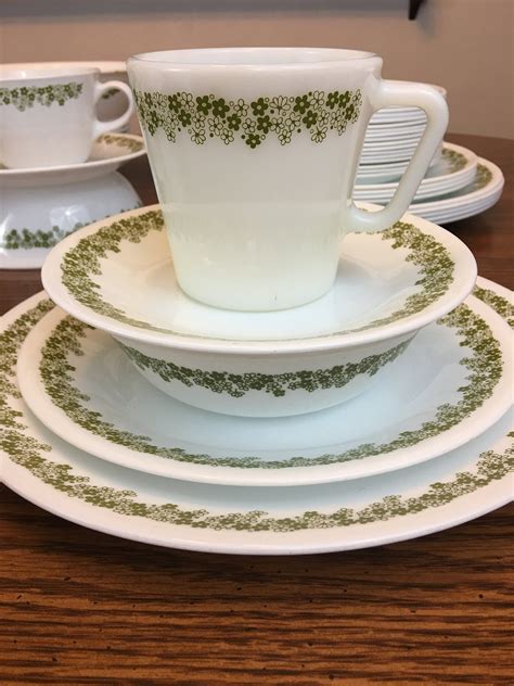 CORNING Corelle Green Floral Flowers Set of 16 DINNER & Salad PLATES. . Corelle green flowers